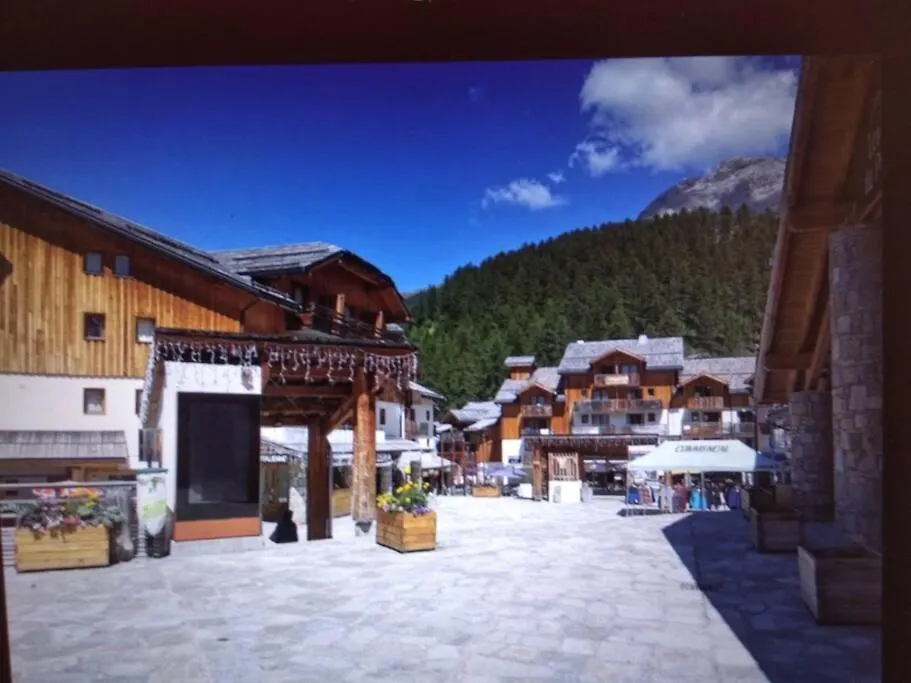 Appartement T2 Les orres 1800 : pied des pistes avec piscine France