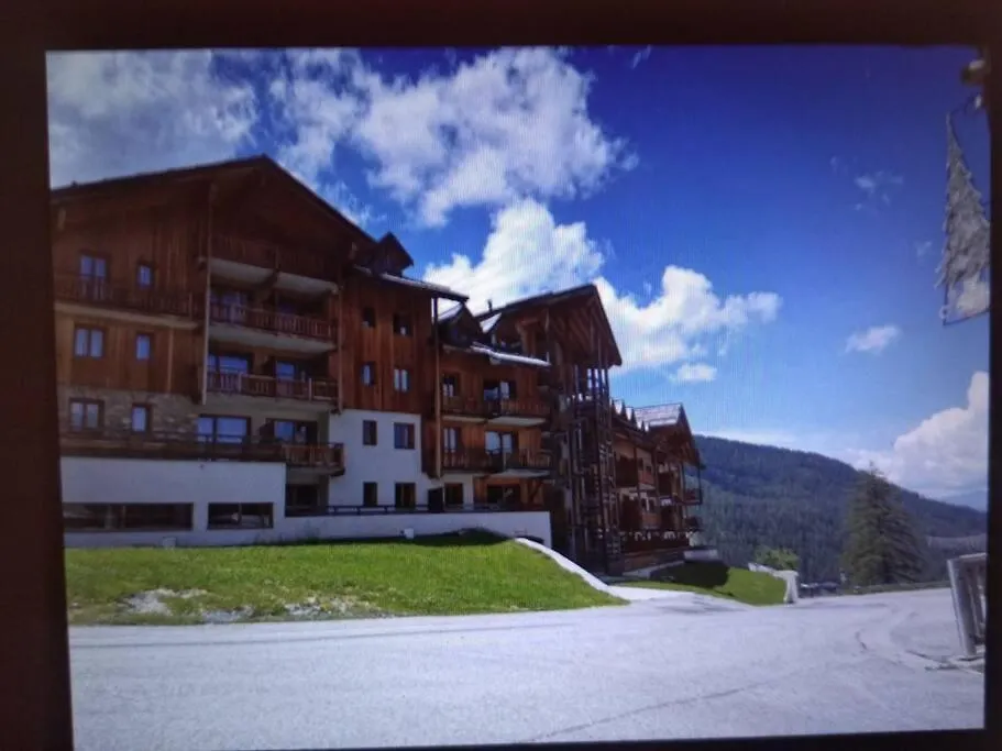 Appartement T2 Les orres 1800 : pied des pistes avec piscine